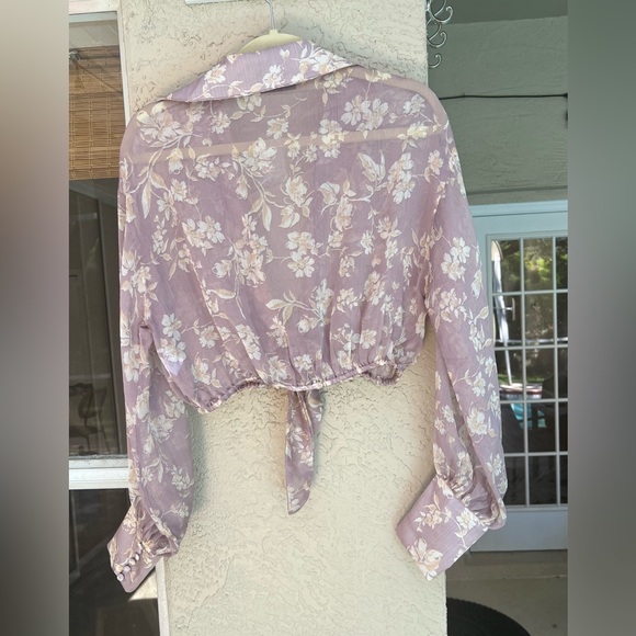 Vici size medium floral chiffon tied crop top. Never worn. Spare button tag on. - Picture 5 of 5